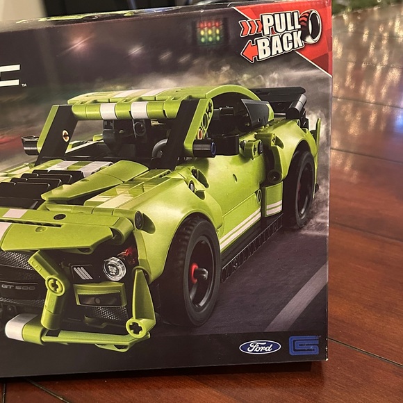 LEGO Technic Ford Mustang Shelby GT500 Set # 42138 - Picture 9 of 14